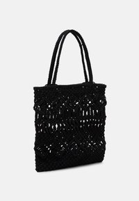 Černá tkaná taška s bohatými vzory, dvojitými uchy a otevřeným designem. Vyrobená z texturovaného a odolného materiálu.