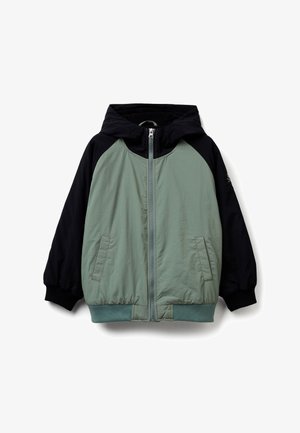Gewatteerd jack met een lichtgroene romp en zwarte mouwen. Ritssluiting, geribbelde zoom en zijzakken, gemaakt van een glad, lichtgewicht materiaal.
