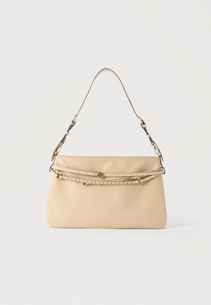 Μπεζ δερμάτινη τσάντα ώμου με χρυσούς τρουκς και λογότυπο, διαθέτει ρυθμιζόμενο ιμάντα και κομψό, μινιμαλιστικό σχέδιο.
