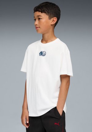 Biała bawełniana koszulka z granatowym wzorem na piersi, okrągłym dekoltem i krótkimi rękawami. W zestawie z czarnymi spodniami z detalem logo.