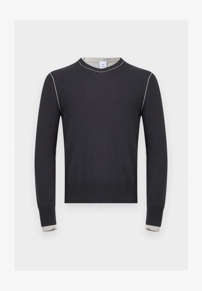 Pull noir à manches longues avec des surpiqûres blanches le long des épaules et des poignets, avec un col rond et un ourlet et des poignets côtelés.