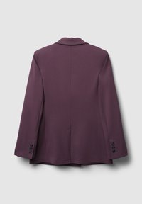 Blazer viola con colletto a gota, maniche lunghe e una texture liscia. Presenta tre bottoni su ciascun polso e una spacco centrale sul retro.