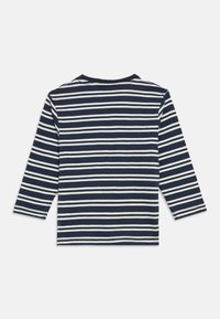 Tmavomodré a bielo pruhované tričko s dlhým rukávom položené naplocho, zobrazené zozadu s okrúhlym výstrihom a rovnomerne rozmiestnenými horizontálnymi pruhmi.