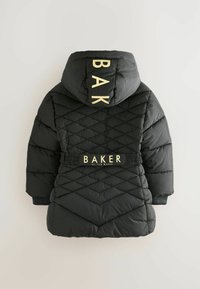 Veste doudoune noire matelassée avec capuche, affichant "BAKER" en lettres dorées au dos et à la taille, avec des accents élastiques et un tissu texturé.