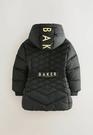 Giacca a vento trapuntata nera con cappuccio, con la scritta "BAKER" in lettere dorate sul retro e sulla vita, dettagli elastici e tessuto testurizzato.
