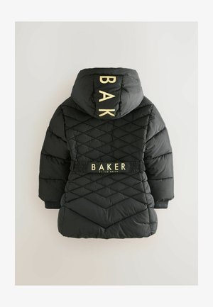 Jachetă puffer neagră, matlasată, cu glugă, având „BAKER” scris cu litere aurii pe spate și pe talie, accente elastice și material texturat.