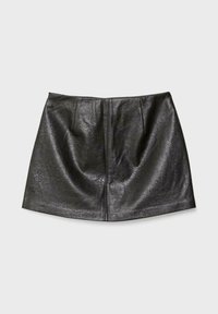 Schwarzer Leder-Minirock mit glatter Textur, versehen mit Falten und einer zentralen Naht. Einfacher Schnitt ohne sichtbare Beschläge oder Verzierungen.