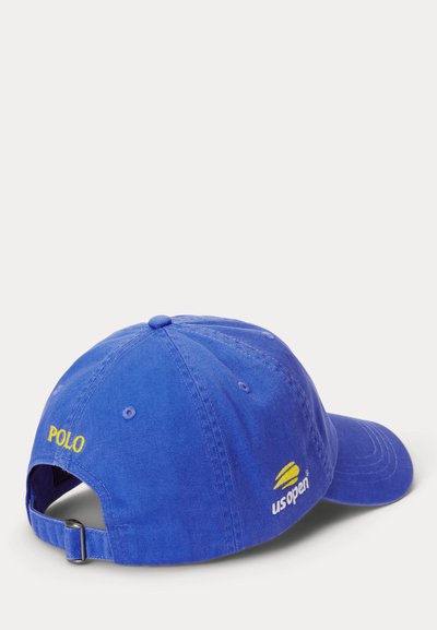 Μπλε καπέλο μπέιζμπολ με κίτρινο κείμενο "POLO" στην πλάτη και κίτρινο λογότυπο US Open στο πλάι, με ρυθμιζόμενο λουράκι.