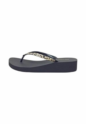 Infradito zeppa nera con cinturino sottile caratterizzato da una stampa leopardata oro e nera.