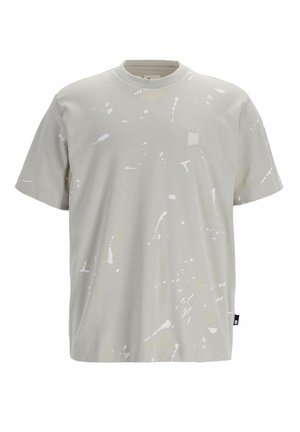 Lichtgrijs katoenen T-shirt met korte mouwen, ronde hals en een wit spetterpatroon. Bevat een klein logopatch op de linkerborst.