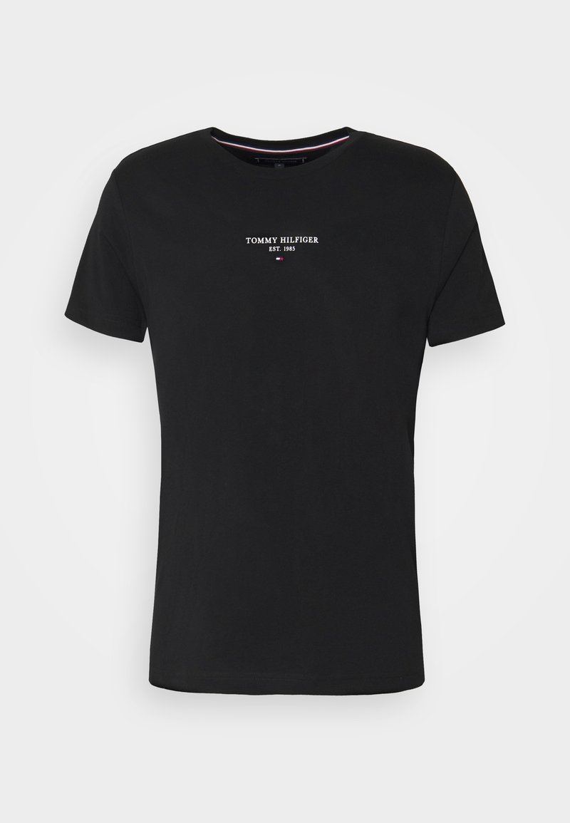 Černé bavlněné tričko s kulatým výstřihem, krátkými rukávy a středovým logem, které zní "TOMMY HILFIGER EST. 1985" v bílé barvě.
