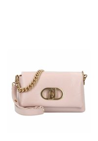 Roze leren handtas met een goudkleurige kettingriem en een opvallende ovale logo-sluiting aan de voorkant. Gladde textuur met een gestructureerd ontwerp.