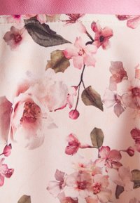 Tecido floral com suaves peónias em tons de rosa e branco sujo, e flores de cerejeira sobre um fundo rosa claro, com uma textura suave e um brilho discreto.