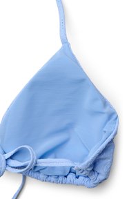 Lyseblå trekantet bikini top med tekstureret stof, justerbare snore og volangkanter. Glat indvendig foring med dekorativ syning.