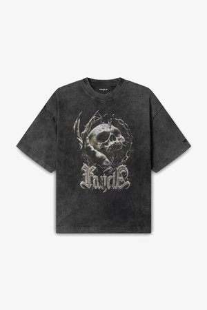 T-shirt preta desbotada com uma ilustração de uma mão com garras segurando uma caveira rodeada de arame farpado e texto gótico "Favela" na parte da frente.