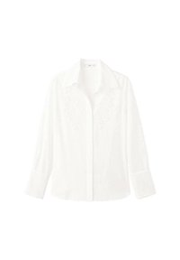Camisa blanca abotonada hecha de tela ligera, con mangas largas, cuello clásico y detalles bordados en el frente.