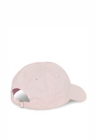Casquette de baseball rose claire réglable vue de dos avec lanière à boucle métallique et œillets de ventilation sur fond blanc.