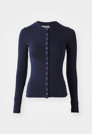 Marineblå langærmet cardigan med rund hals, tætsiddende pasform og frontlukning med knapper med metalliske detaljer. Blødt, struktureret stof.