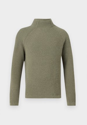 Maglione a costine verde oliva con colletto alto e maniche lunghe, caratterizzato da una vestibilità aderente e un tessuto testurizzato per un maggiore calore.