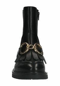 Bottines en cuir noir avec un design à franges, accent en chaîne dorée et fermeture éclair sur le côté. Semelle plate et détails texturés sur l'avant.