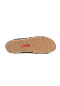 Grijze gevoerde slipper met een rubberen zool, voorzien van een textuurpatroon en een rood logo "Living Kitzbühel" aan de onderkant. Maat 38 gemarkeerd.