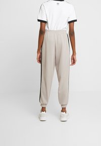 adidas Originals Träningsbyxor - grey