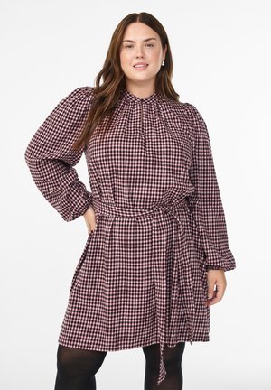 Vestido de cuadros en tela burdeos y blanca, con cuello alto, cintura entallada, mangas largas y detalle de cinturón anudado.