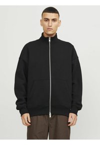Sort zip-up sweatshirt med høj krave, lange ærmer og forlommer. Blød tekstur med en afslappet pasform og sølv lynlåsdetalje.