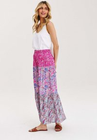 Pestrá maxi sukně s paisley vzory v růžové, fialové a modré; má elastický pas a lehkou, splývavou látku.