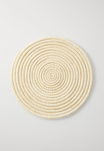 Round placemat made of woven natural fiber, featuring a textured, spiraled pattern in light beige tones.