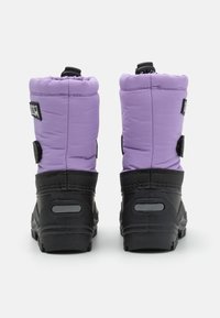 Bottes d'hiver isolées violettes avec des semelles en caoutchouc noires, dotées de sangles ajustables et d'un matériau texturé en haut pour la chaleur et le confort.