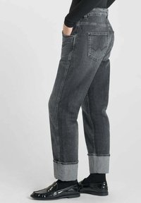 Pantalons en denim gris avec taille haute, coupe droite et ourlets retroussés. Comprend des poches arrière et des détails de couture subtils.