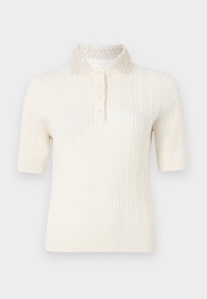 Trumpetų rankovėmis megzta polos suknelė šviesiai baltos spalvos, su grublėta tekstūra ir perlų akcentu ant apykaklės. Priekyje yra mygtukų uždarymas.