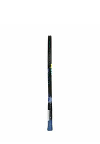 Zwarte tennisracket met blauwe accenten, een gestructureerde grip en kleurrijke grafische ontwerpen langs de steel. Beschikt over een slank, elegant ontwerp.