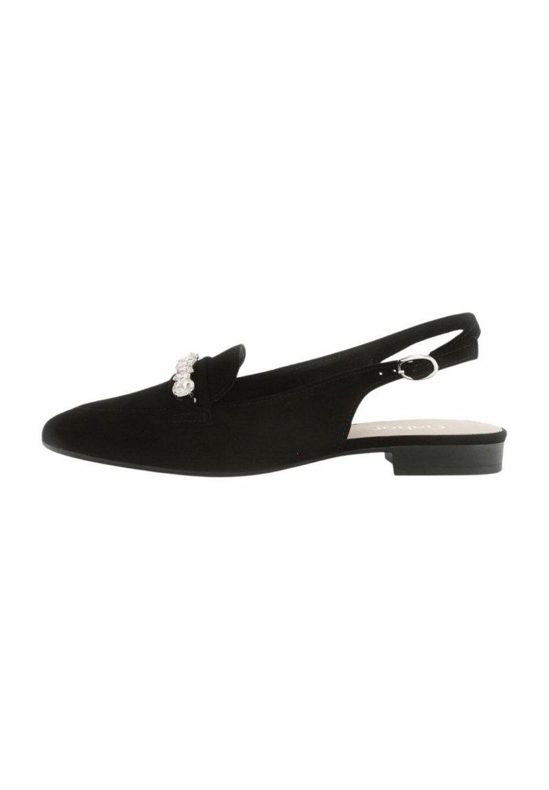 Zapato negro tipo slingback hecho de suave gamuza, con un acento decorativo de perlas artificiales, tacón plano y diseño de parte trasera abierta.
