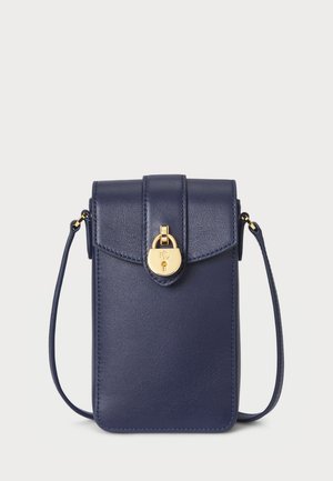 Borsa a tracolla in pelle blu navy con patta e accessori in oro. Presenta una chiusura a gancio e una texture sobria con bordi cuciti.