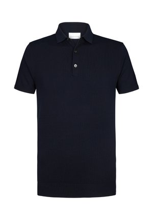 Camisa polo de color azul marino hecha de tejido suave, con collar, tapeta de tres botones y mangas cortas con puños acanalados.