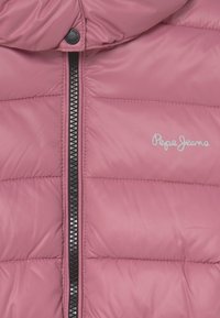 Veste matelassée rose clair avec capuche, dotée d'une fermeture éclair avant noire et du logo "Pepe Jeans" en blanc sur la poitrine. Texture douce et design matelassé.