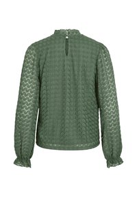 Groene blouse met lange mouwen, een geweven hexagonaal patroon, hoge hals, knoopsluiting aan de achterkant en gathered manchetten.