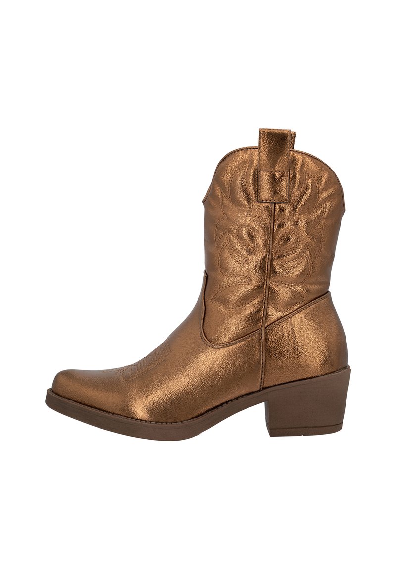 Bota de vaquero de bronce con tacón apilado, que presenta diseños florales en relieve. Fabricada con material sintético brillante, con una puntera curvada y altura hasta el tobillo.