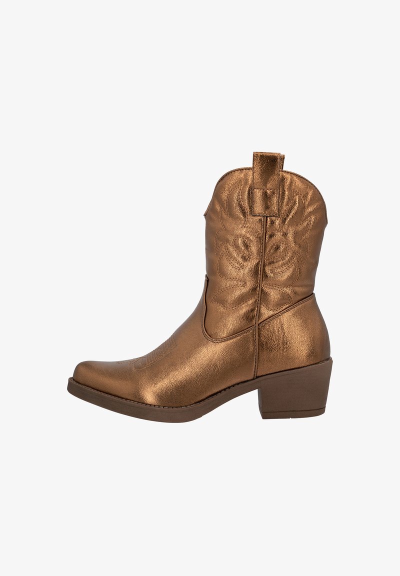 Bota de vaquero de bronce con tacón apilado, que presenta diseños florales en relieve. Fabricada con material sintético brillante, con una puntera curvada y altura hasta el tobillo.