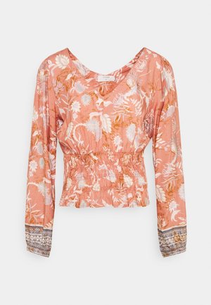 Blusa de flores de manga larga en color coral con cintura elástica fruncida. Presenta un escote en V profundo y puños con estampado. Tejido suave con una textura lisa.