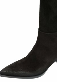 Stivaletto nero in suede con punta appuntita e tacco basso. Texture liscia con un gambale aderente, cuciture minime e nessuna ferramenta visibile.