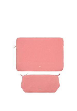 Custodia per laptop rettangolare rosa tenue e astuccio per matite abbinato, entrambi con chiusure a cerniera dorate e piccoli loghi del marchio bianchi centrati.