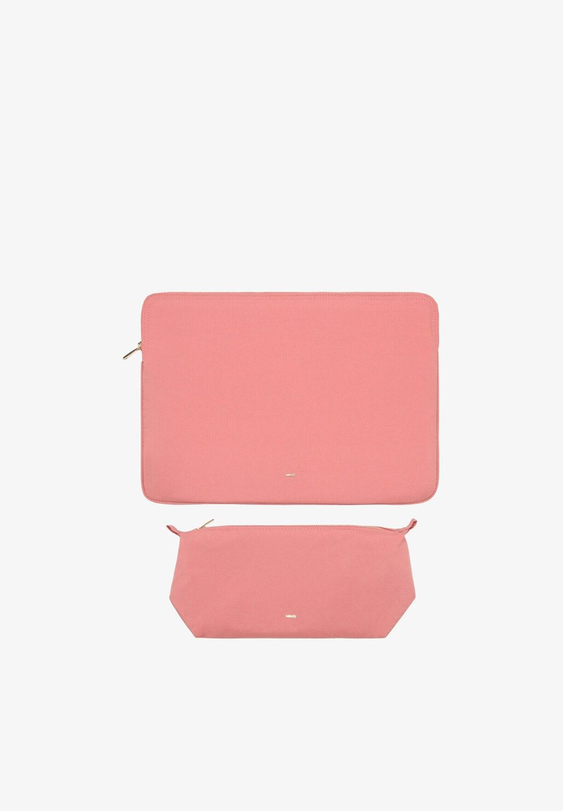 Husă moale roz deschis pentru laptop, de formă dreptunghiulară, și etui pentru creioane asortat, ambele cu închideri cu fermoar auriu și logo-uri mici albe ale mărcii centrate.