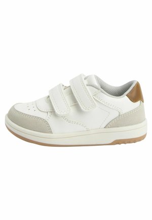 Basket blanc avec deux bandes Velcro, accents gris et talon beige. Présente un capuchon de protection texturé et une semelle en caoutchouc, conçu pour le confort et la stabilité.