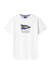 Camiseta de algodón blanca con un diseño de bandera azul, un pez amarillo y el texto "Fâçonable 1950 Edición Costera" impreso en la parte frontal.