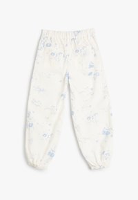 Hvide bukser med blå blomster mønster, elastisk talje og elastiske manchetter ved anklerne; har to baglommer.