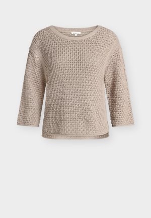 Beżowy sweter z dzianiny z teksturowanym wzorem, okrągłym dekoltem i rękawami do połowy przedramienia, prezentowany na jednolitym jasnym tle.