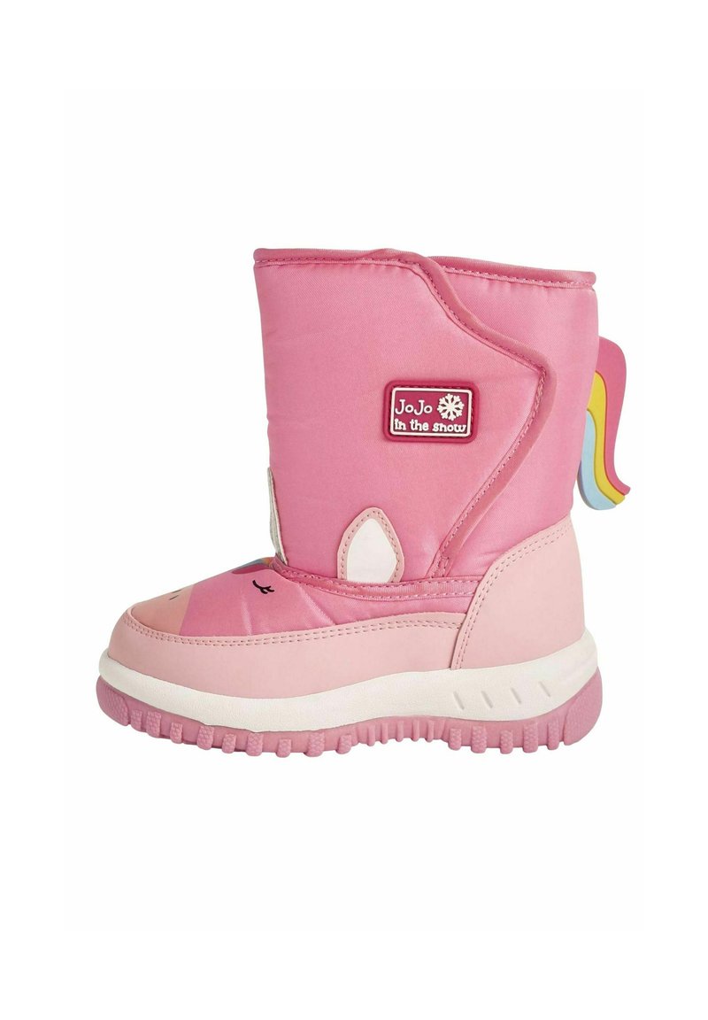 Botte d'hiver rose avec un extérieur brillant et lisse, mettant en avant un accent arc-en-ciel, un embout arrondi et une semelle en caoutchouc texturée pour une meilleure adhérence.